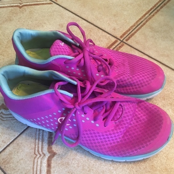 LADIES Champion runners - Picture 1 of 4